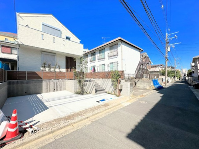 【前面道路含む現地写真】 | ◆◇鴨居4丁目　新築戸建て◇◆ | ◆前面道路も幅員があり車の運転も安心！前面道路は閑静な住宅地。車通りの少ない道路です。お子様にも安心です。