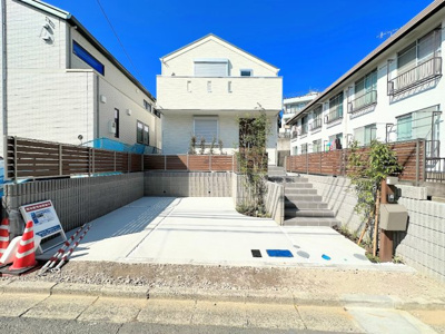 【駐車場】 | ◆◇鴨居4丁目　新築戸建て◇◆ | ◆ゆったりとした駐車スペースを確保いたしましたので、お車2台駐車できます。自転車やバイクなど、ゆとりのある敷地で置き場所に困ることはないでしょう。