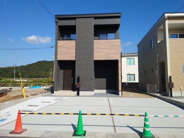 ★★ブライトヒルズ　行事1丁目の外観|駐車スペースも広々しています♪【行橋市　新築戸建て】