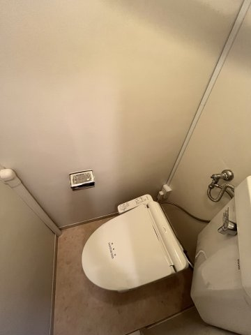 山田ビルのトイレ|落ち着いた色調のトイレです