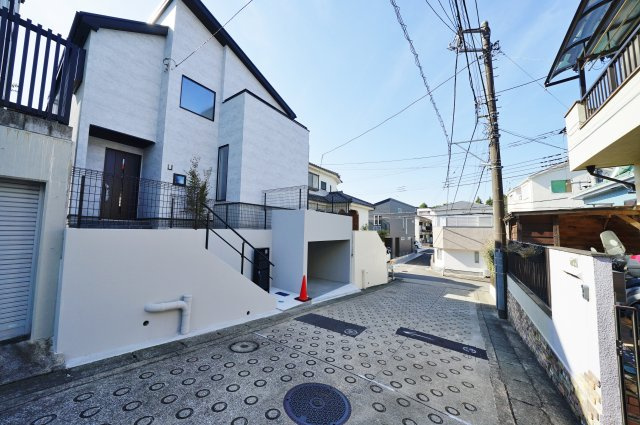 【横浜市旭区本宿町64-10新築戸建て】★仲介手数料無料★（本宿小学校・本宿中学校）の前面道路含む現地写真