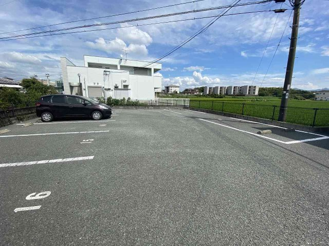 レオネクストアイリーブルーの駐車場