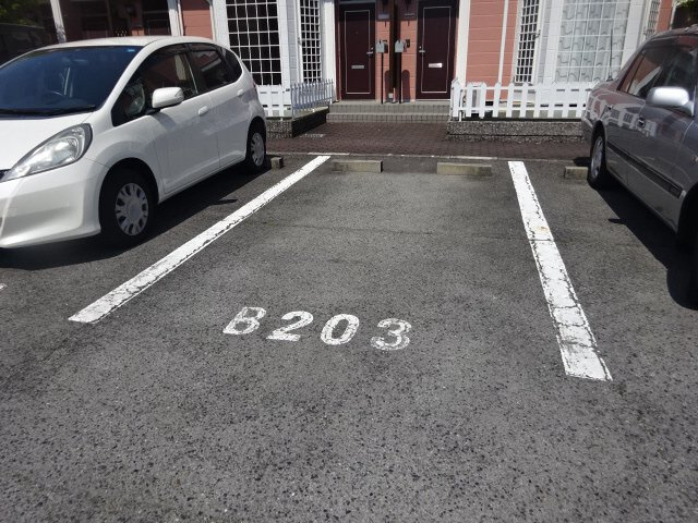明石市大久保町松陰のアパートの駐車場