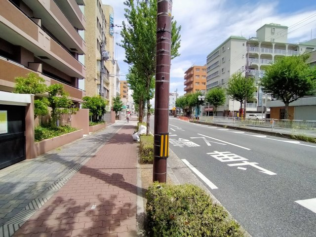 ローレルコート太子橋今市の周辺|前道はゆとりのある広さで、歩道もしっかり整備されています。