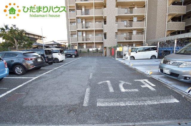 コスモ大宮宮原ロイヤルフォルムの駐車場