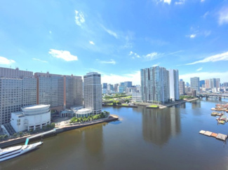 【展望】 | 【 View 】
木の暖かさをより感じさせてくれる太陽の光、一日の始まりを心地よく演出してくれます。窓から入る気持ちのいい風で、活力がみなぎることでしょう。