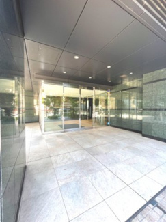 【エントランス】 | 【 Entrance 】
居住者の帰りを最初に待っていてくれるエントランス。その壮大な佇まいとは裏腹に、入ると静寂な空間が続いています。プライベートがしっかりと守られている証です。