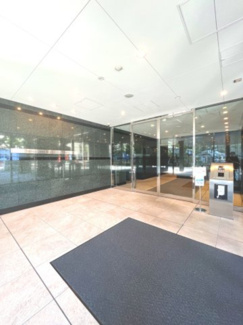 【エントランス】 | 【 Entrance 】
高級感のあるエントランス。居住者の帰りを待っているとともに、安全も守ってくれています。賑わいのある街も素敵ですが、プライベートを確保することも大事です。