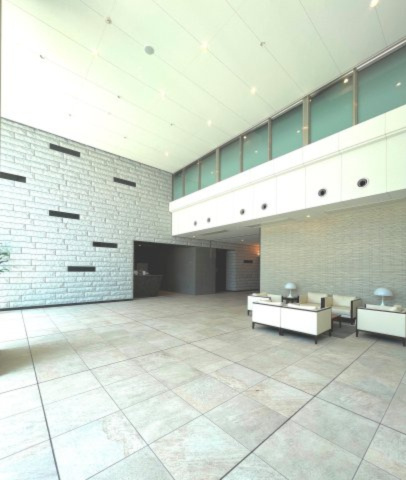 【ロビー】 | 品川イーストシティタワー | 【 Lobby 】
広々としたロビーは心落ち着かせ、リラックスできる空間を演出します。知人との懇親や待ち合わせに。世間話に花が咲きます。
