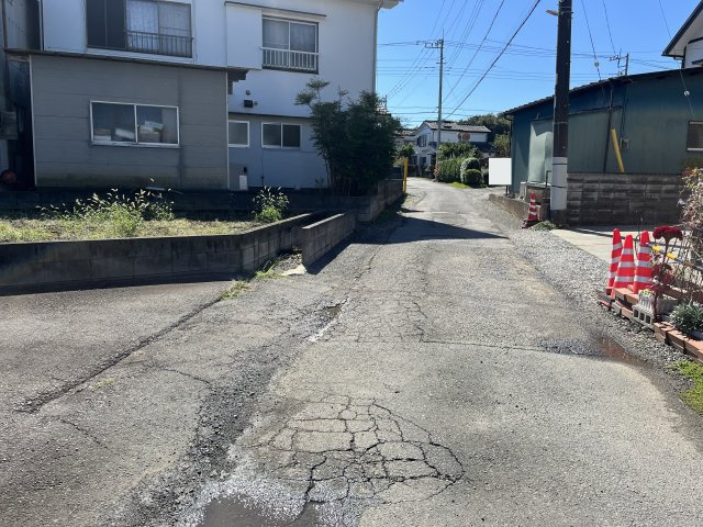 坂戸市石井売地の前面道路含む現地写真