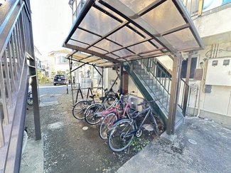 【その他共用部分】 | 屋根付きの駐輪場で雨が降っても大切な自転車が濡れなくてすみますね♪駅まで自転車もおすすめです！