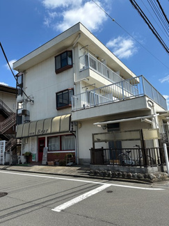 【外観】 | 小田急線「柿生」駅まで徒歩圏内！コンビニやスーパーが近くて便利な立地の3階建てマンションです♪