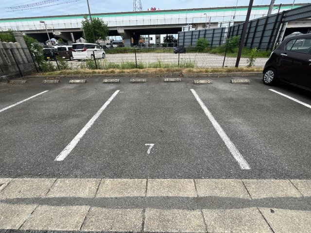 クレッシェンドＫＪの駐車場