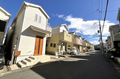 【前面道路含む現地写真】 | 伏見区久我西出町　中古戸建 | 【前道】幅員6.0ｍで余裕のある住宅街です。車の駐車も安心して停めて頂けます。