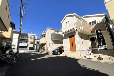 【前面道路含む現地写真】 | 伏見区久我西出町　中古戸建 | 【前道】カースペース1台！イオン桂川まで車7分と気軽にショッピングや映画が楽しめます。