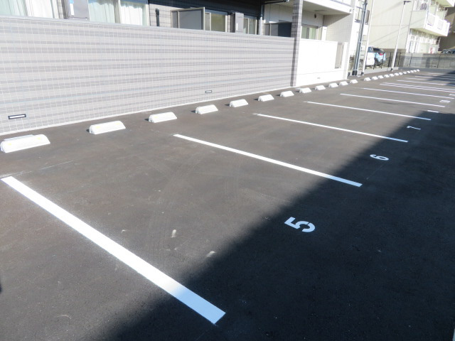 フランディル・オーラ五軒邸の駐車場