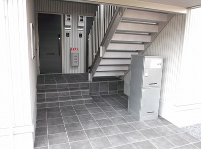 【エントランス】 | ベンヴェヌート | 宅配ボックス付き！