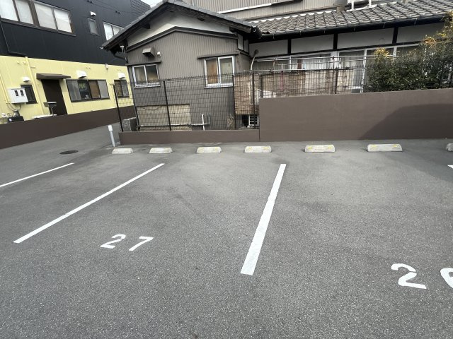フランディルルミエ思案橋の駐車場