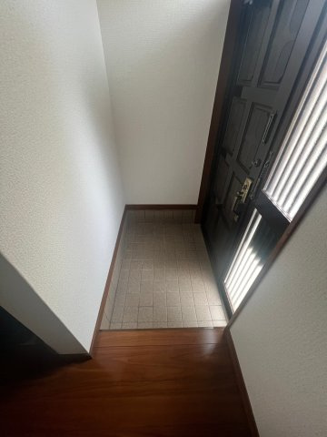 土山４丁目貸家の玄関