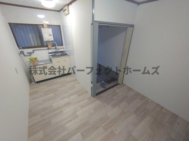 池田西町テラスハウス賃貸の居間・リビング|ゆったり過ごせる居間です