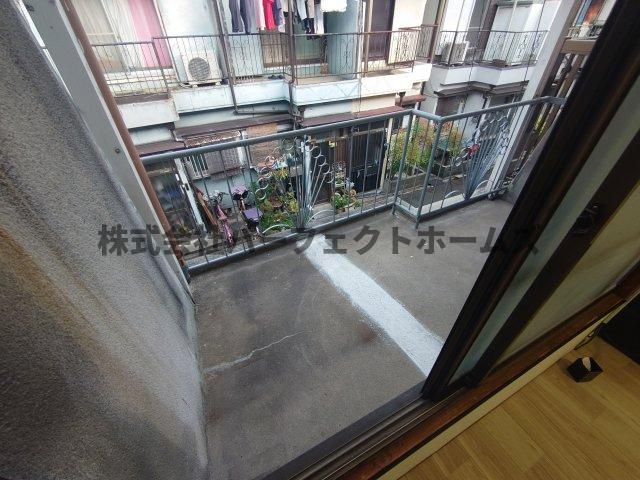 池田西町テラスハウス賃貸のバルコニー|お洗濯にも便利なバルコニー付き