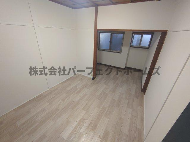 池田西町テラスハウス賃貸の洋室|落ち着いた色調の洋室です