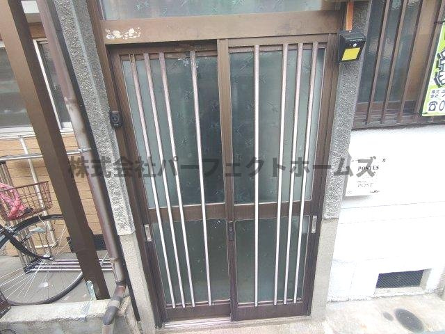 池田西町テラスハウス賃貸のエントランス|落ち着いたエントランスです