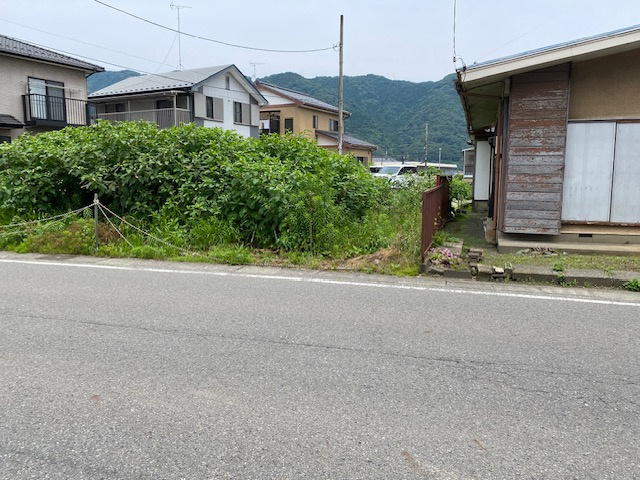 【外観】 | 家を建てる場合、方位は要チェックです。現実的に日当たりのよい家ならばリビングは南側、建築基準法でも北側に当たる家への配慮は求められています。土地を見学に行く際は、方位磁針を持って行くようにしましょう。