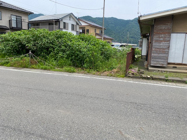 【外観】 | 土地を買う際、住む地域の自治体や福祉の補助制度にも注目してみましょう。子供や老人の医療補助やゴミ出しのルールなど、自治体によってルールに大きな違いがあるため、暮らしやすい土地で判断するとよいでしょう。