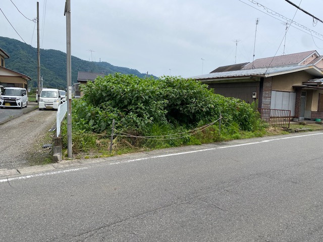 【外観】 | 土地の前の道路に消火栓が設置されていることがあります。この場合、道路交通法第45条第1項により、駐車禁止の場所が指定されています。そのため、車庫などの駐車スペースをつくることができない場合があります。