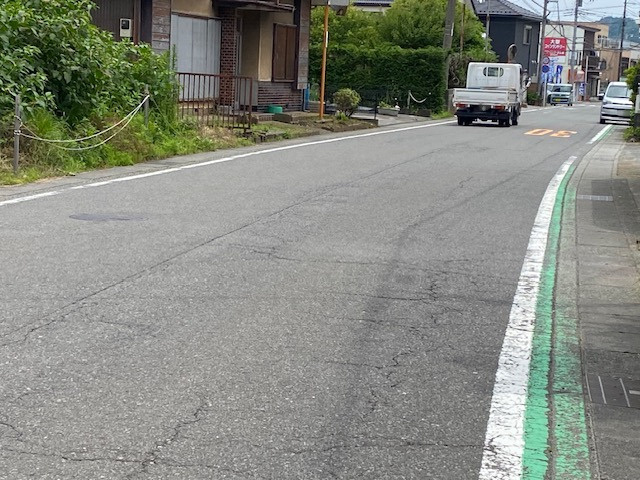 【前面道路含む現地写真】 | お持ちの車種によっては前面道路が広い方が便利でしょう。しかし、前面道路が広ければその分交通量が多くなるため、騒音などが気になる場合があります。実際に現地を見学し、周辺交通量や騒音などを確認しましょう！
