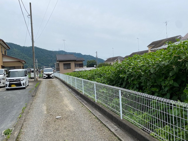【前面道路含む現地写真】 | 住宅用の土地では前面道路に2m以上接していなければならないと法律で定められています。しかし、お持ちの車のサイズやライフスタイルなどにより、2mでは利便が悪い場合もございますので、事前に確認しましょう。