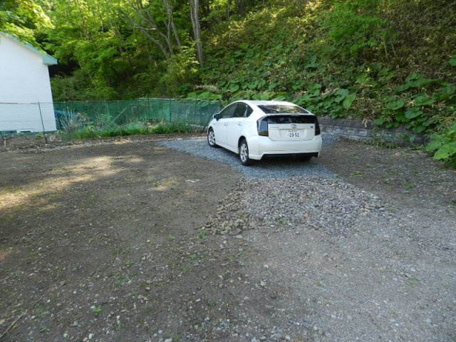 室蘭市中島本町3丁目71-2戸建の駐車場