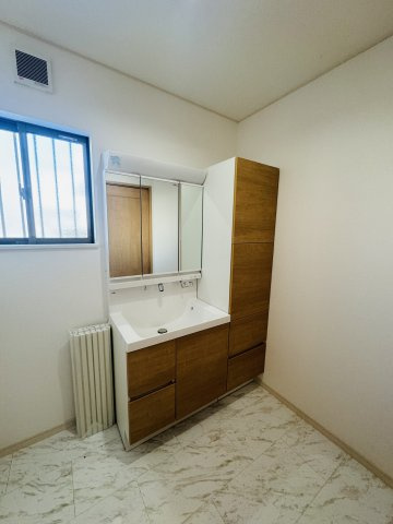 広島市安佐南区相田5丁目　新築一戸建ての独立洗面台|身支度はかどる収納力高めの洗面化粧台