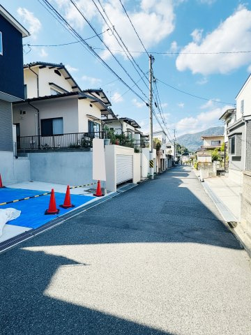 広島市安佐南区相田5丁目　新築一戸建ての前面道路含む現地写真
