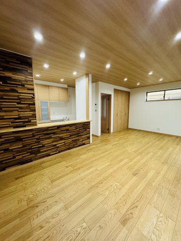 広島市安佐南区相田5丁目　新築一戸建ての居間・リビング|アクセントクロスがオシャレなリビング