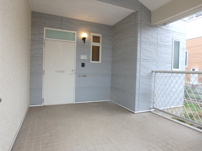 【エントランス】 | HeartLandここち野１１ | 屋根のある広々としたエントランスです！