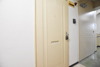 【その他共用部分】 | 皆様をお迎えする、お部屋の玄関ドア。開けやすさや開放角度、ドアノブの操作しやすさや鍵の形状などを、現地で一度ご確認ください。～即日のご見学可能～　お問合せはお気軽にどうぞ。