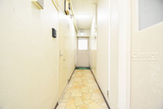 【その他共用部分】 | 共用廊下です。ここもきれいに清掃されています。周囲のお部屋の様子も、ぜひ伺ってみてください。～即日のご見学可能～　お問合せはお気軽にどうぞ。