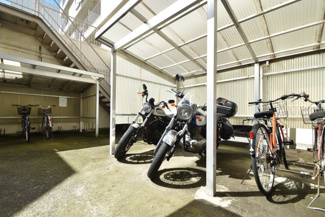 【駐車場】 | バイク置き場。空き区画の有無や駐輪料金、サイズおよび排気量規定などについては、改めてお問い合わせください。～即日のご見学可能～　お問合せはお気軽にどうぞ。