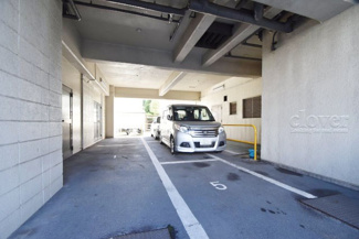 【駐車場】 | マンションの駐車場スペース。空きの有無や駐車料金、サイズ規定などについては、改めてお問い合わせください。～即日のご見学可能～　お問合せはお気軽にどうぞ。