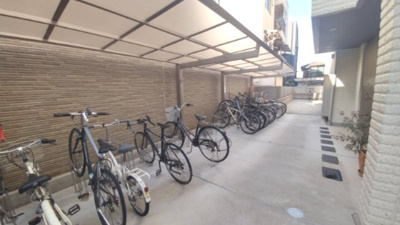 【その他共用部分】 | スマートコート淡路駅前 | 屋根付きの敷地内駐輪場です。