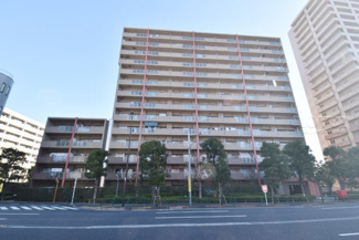 【外観】 | 手入れの行き届いた外壁やエントランスなど、「見ればわかる」レベルで清潔感を保ったマンションです。築年数を感じさせない姿で皆様をお出迎えします。～即日のご見学可能～　お問合せはお気軽にどうぞ。