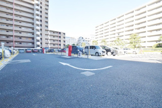 【駐車場】 | マンションの駐車場スペース。空きの有無や駐車料金、サイズ規定などについては、改めてお問い合わせください。～即日のご見学可能～　お問合せはお気軽にどうぞ。