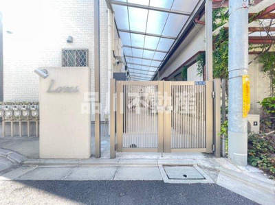 【エントランス】 | Lares | 建物の内部です