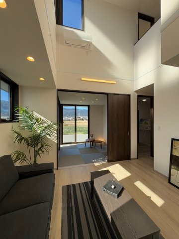 葛城市北花内　新築(全3区画）A号地 モデルハウスの居間・リビング|吹抜で光がたくさん入り明るいリビング!(^^)!