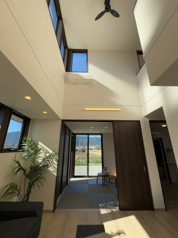 葛城市北花内　新築(全3区画）A号地 モデルハウスの居間・リビング|吹抜で解放感がありお洒落なリビング(^^♪