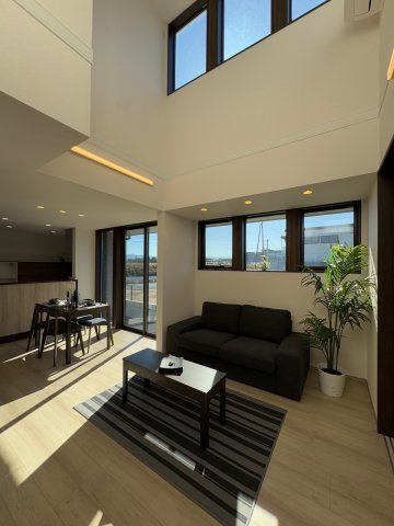 葛城市北花内　新築(全3区画）A号地 モデルハウスの居間・リビング|吹抜で光がたくさん入り明るいリビング!(^^)!