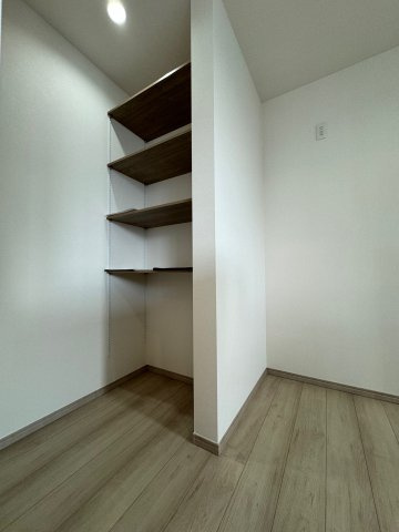 葛城市北花内　新築(全3区画）A号地 モデルハウスの収納|キッチン横のパントリー♪