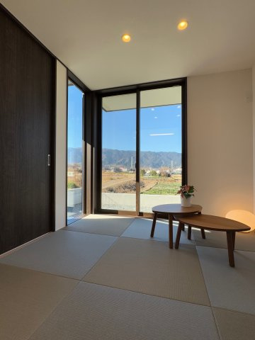 葛城市北花内　新築(全3区画）A号地 モデルハウスの和室|◆和室♪　窓から自然いっぱいの景色に癒されます♪
